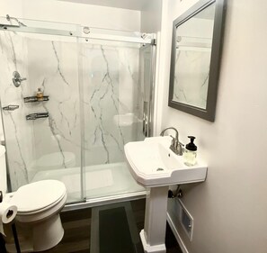 Doccia, asciugacapelli, asciugamani, sapone