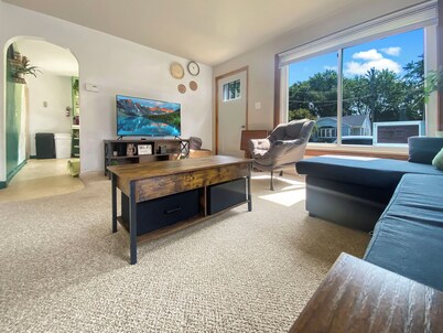 Charming 2-bedroom house with WiFi, with fenced in yard for pets!