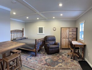 1 slaapkamer, een bureau, reisbedje, wifi