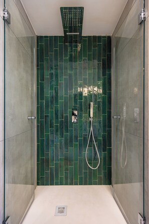 Dusche, Haartrockner, Bidet, Handtücher