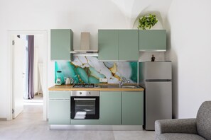 Een koelkast, een oven, een kookplaat, een koffiezetapparaat/waterkoker