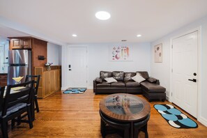 Smart TV - Cozy 2BR Quincy Hideout • Pet-Friendly • Wollaston Beach & Red Line 74L (Quincy)