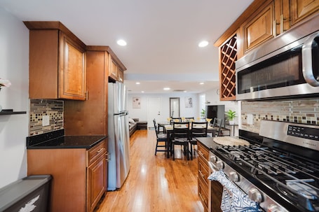 Fridge, microwave, oven, stovetop. 74L/2-SPRING GETAWAY EARLY BIRD 10%! Cozy and lovely apartment in Quincy