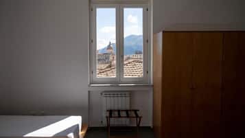 Habitación triple estándar, vista a la ciudad | Wifi gratis