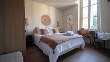 Escritorio, espacio para trabajar con laptop y wifi gratis