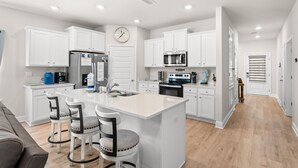 Pet Friendly Beach House - Osprey Landing | Eget kjøkken | Kaffetrakter/tekoker, kjøleskap, mikrobølgeovn og ovn