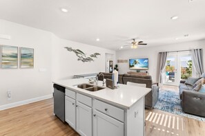 Pet Friendly Beach House - Osprey Landing | ครัวส่วนตัว | ตู้เย็นขนาดใหญ่, ไมโครเวฟ, เตาอบ, เตาประกอบอาหาร