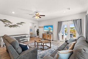 Pet Friendly Beach House - Osprey Landing | Aire de séjour | Téléviseur connecté de 65 po avec télévision numérique, Netflix, Hulu