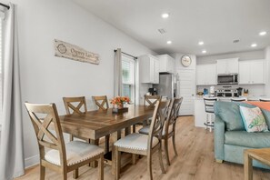 Pet Friendly Beach House - Osprey Landing | 房內用餐區