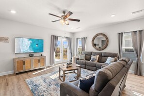 Pet Friendly Beach House - Osprey Landing | บริเวณนั่งเล่น | สมาร์ททีวี 65 นิ้ว พร้อมช่องดิจิตอล, Netflix, Hulu