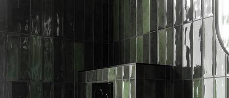 Une salle de bain moderne avec des toilettes blanches, un lavabo et un porte-serviettes.