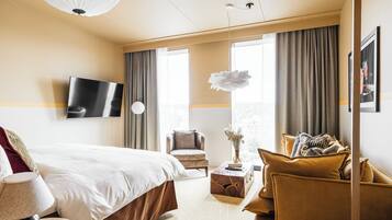 Deluxe Room | Minibar, blackout curtains, iron/ironing board, free WiFi