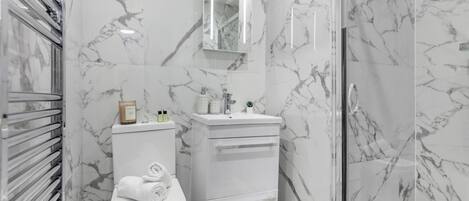 Family Duplex, Non Smoking, City View | Bathroom | Free toiletries
