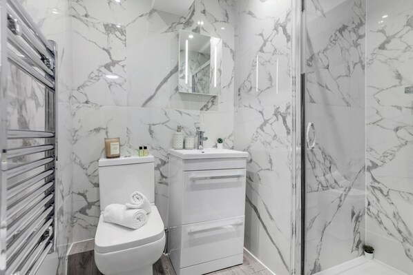 Dúplex familiar, para no fumadores, vista a la ciudad | Baño | Amenidades de baño gratuitas 