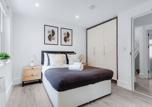 Family Duplex, Non Smoking, City View | 3 bedrooms, blackout drapes, iron/ironing board, cribs/infant beds - Cosy 3BR Near Regent's Park (London)