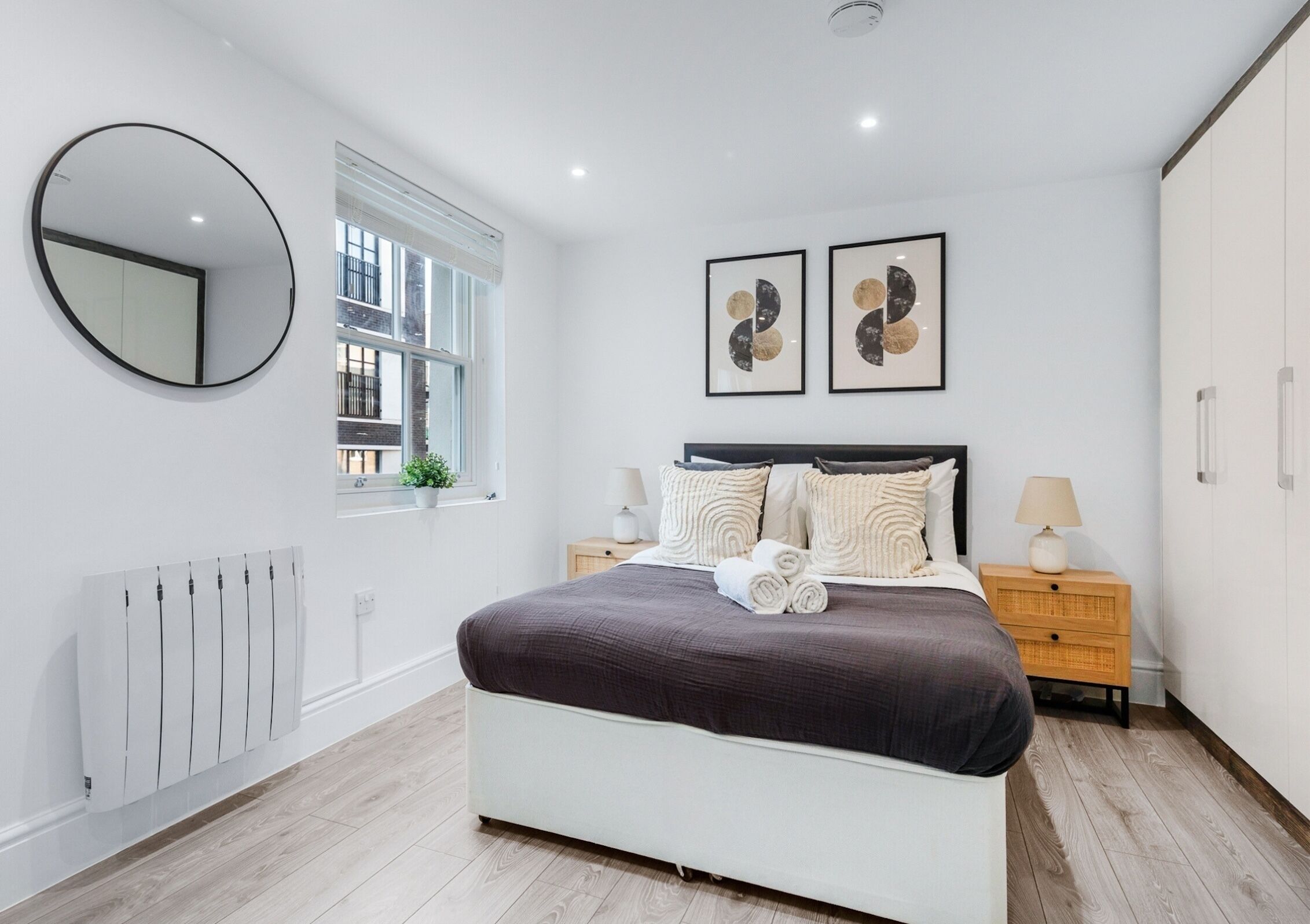 Nhà Duplex dành cho gia đình, không hút thuốc, quang cảnh thành phố | Khu phòng khách | Smart TV 40-inch có truyền hình vệ tinh 