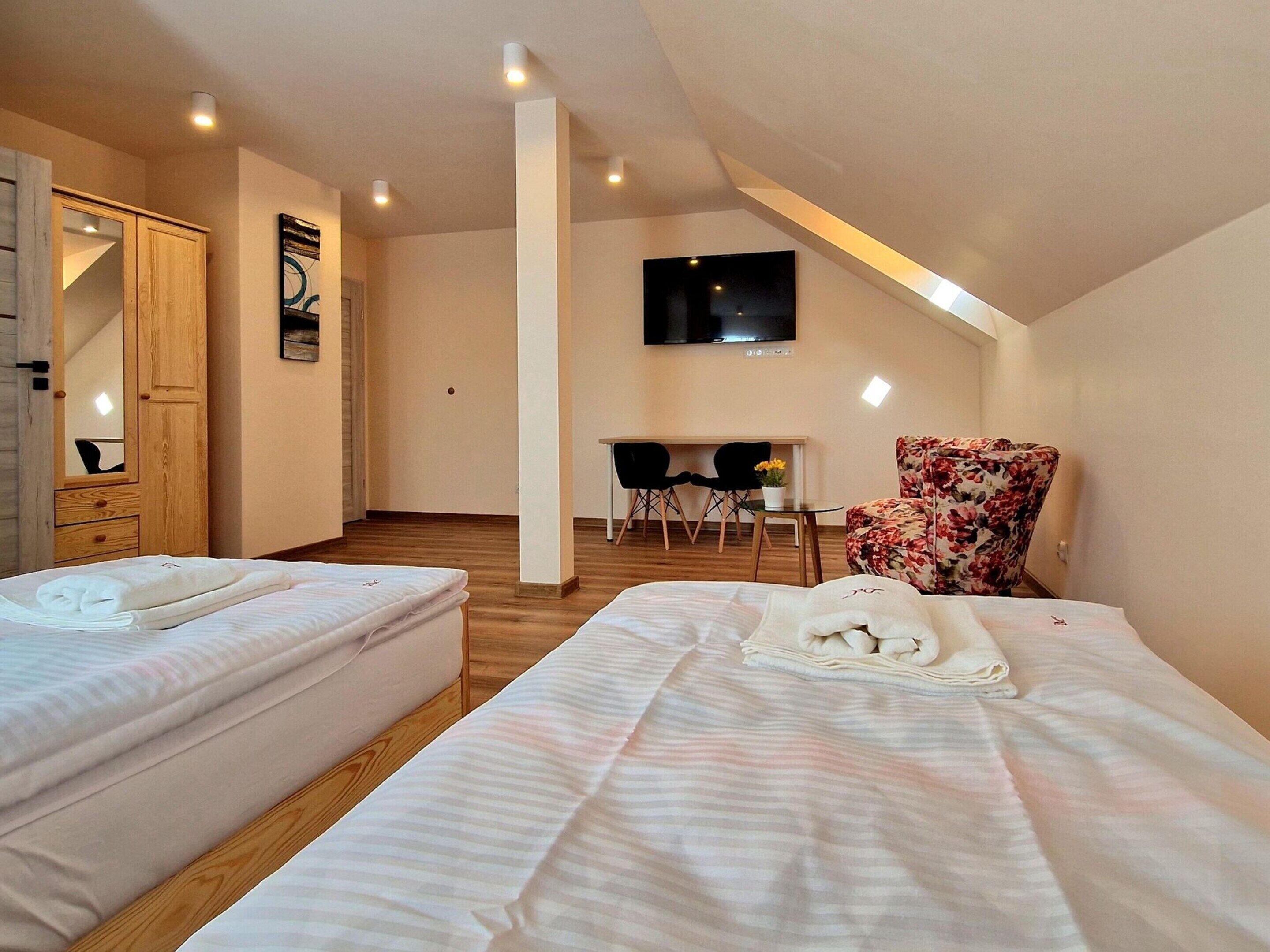 3 عدّة غرف نوم وطراز فريد لكل وحدة وملاءات أسرّة