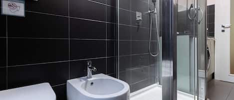 Shower, hair dryer, bidet, towels