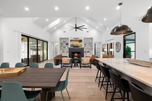 Dining - -NEW-Downtown DRIP
  Pool/Spa/Golf/Pickleball/30Guests (Dripping Springs)