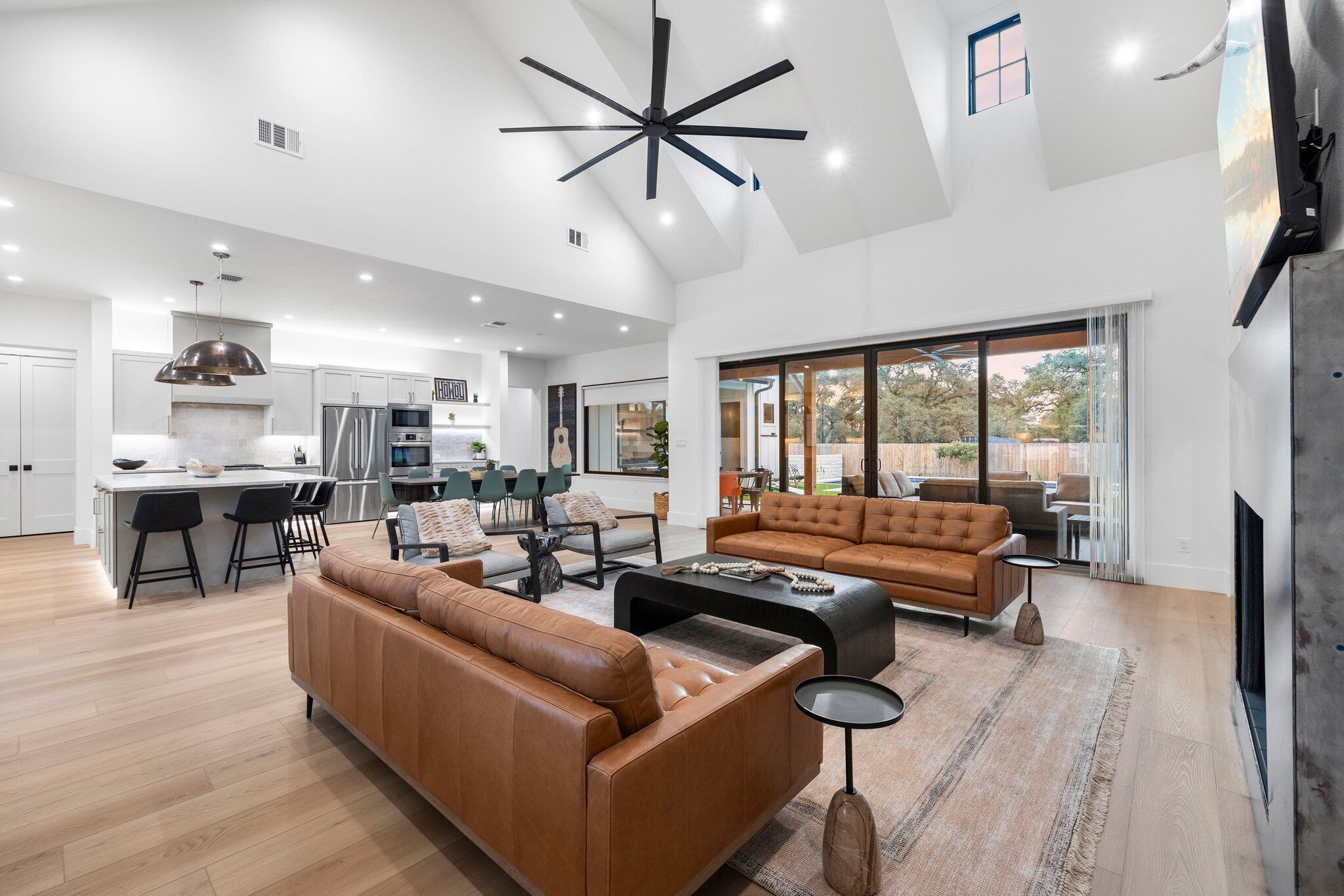 Smart TV, fireplace, video games, table tennis