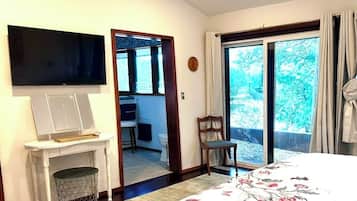 4 bedrooms, desk, iron/ironing board, travel cot