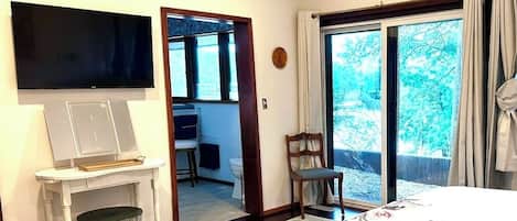 4 chambres, bureau, fer et planche à repasser, lit de bébé portatif