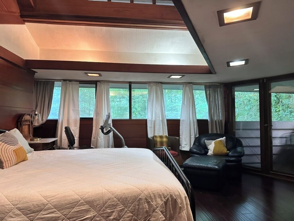 4 habitaciones, escritorio y tabla de planchar con plancha 