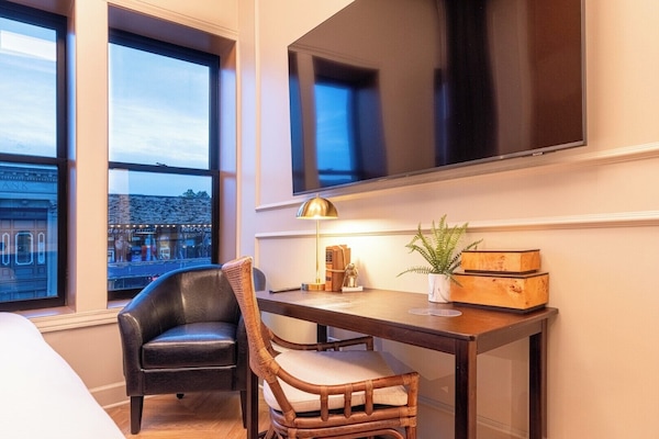 Escritorio, espacio para trabajar con laptop y insonorización