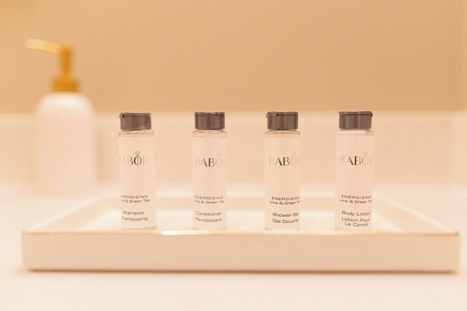 Quatro produtos Babor sobre um prato branco.