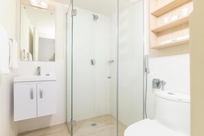 Een douche, een haardroger, een bidet, handdoeken