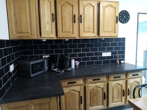 Kjøleskap, mikrobølgeovn, ovn og kokeplater