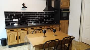 Geladeira, micro-ondas, fogĂŁo, cooktop