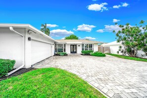 Exterior - Private Home! Large Open Backyard+Close 2 Beach! (Lighthouse Point)