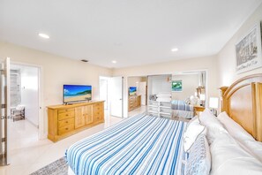 3 bedrooms, desk, iron/ironing board, travel crib - Private Home! Large Open Backyard+Close 2 Beach! (Lighthouse Point)