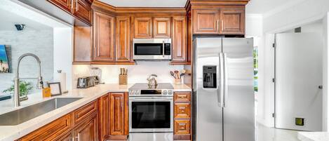 Geladeira, micro-ondas, fogão, cooktop