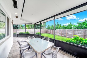 Outdoor dining - Private Home! Large Open Backyard+Close 2 Beach! (Lighthouse Point)