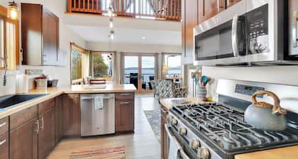 1 King Bed, 1 Queen Sleeper Sofa<br>Walk-in Shower, Soaker TUB,. bath 2 Shower with tub <br>SCENIC VIEW OVERLOOKING MALLETS BAY<br>THREE FLOORS WITH LOFT.