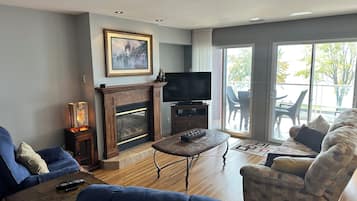 Condo, Balcony, Lake View | Living area
