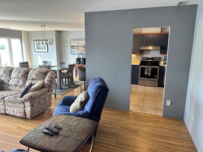 Condo, Balcony, Lake View | Living area | 54-inch TV with cable channels - Le Littoral (Magog)