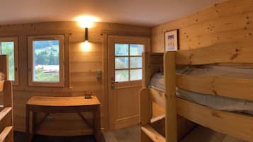 3 bedrooms, desk, iron/ironing board, free WiFi