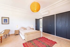 6 quartos, ferros/tábuas de passar roupa, Wi-Fi, roupa de cama