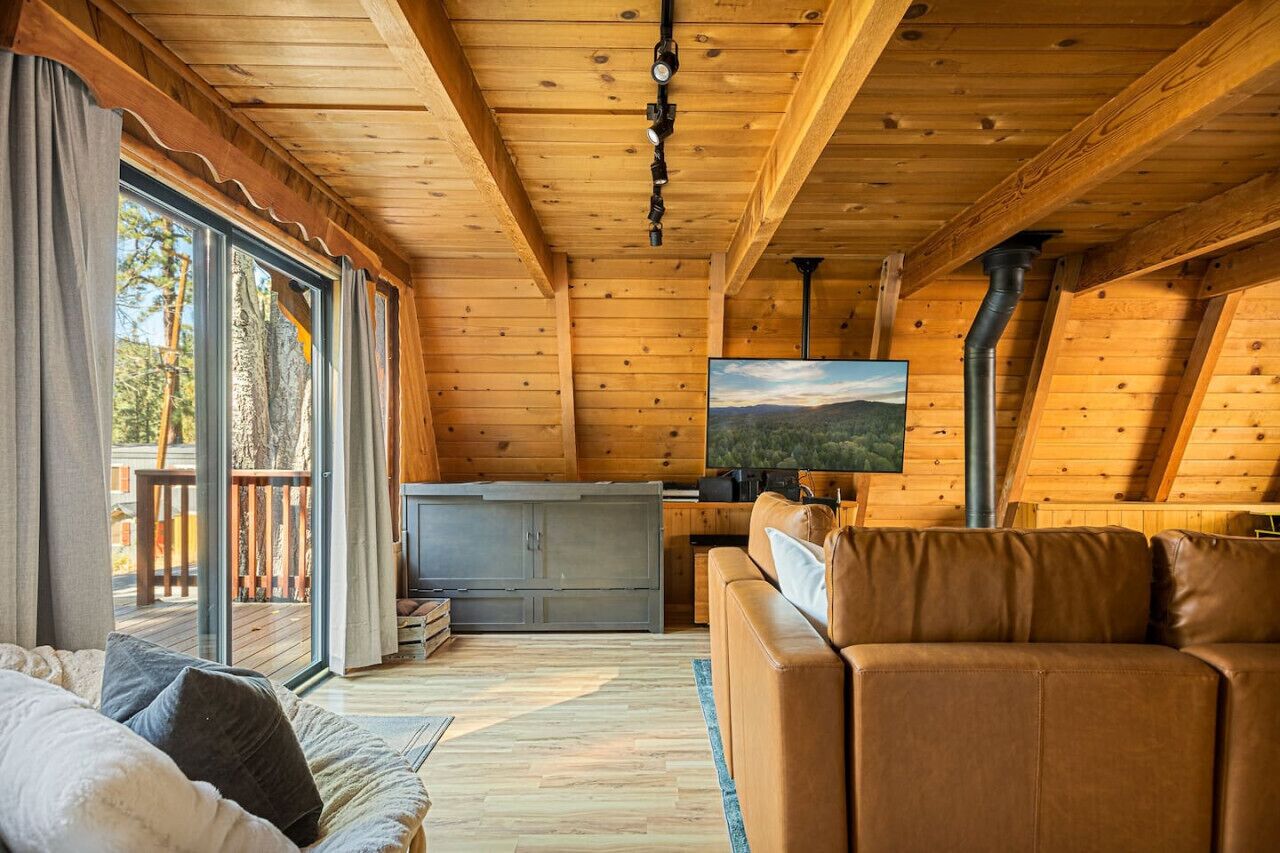 Smart TV y chimenea 