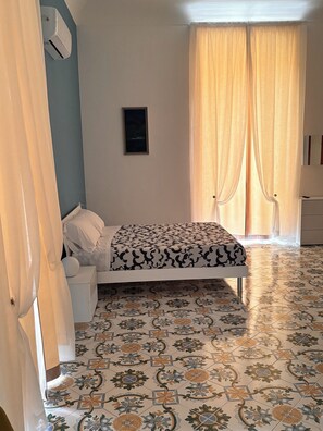 Premium bedding, pillow-top beds, desk, laptop workspace - La Maison di Partenope (Naples)