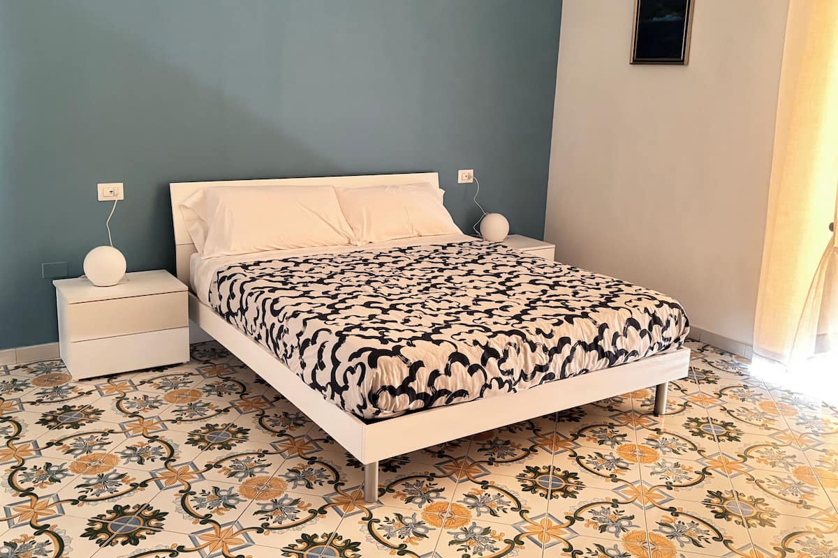 Camera Deluxe con letto matrimoniale o 2 letti singoli, vista città | Biancheria da letto di alta qualità, materassi a doppio strato