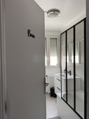 A modern bathroom with a toilet, sink, and bathtub. - Premium apartment 5 mns from orly airport (Athis-Mons)