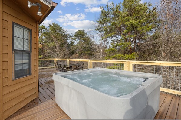 Outdoor spa tub - Perfect Location Ping Pong Foosball Fireplace (Sevierville)