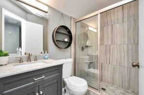Shower, hair dryer, towels, soap - Beautiful 3-bedroom Patio Home in Houston w/ WiFi, AC near Champions Golf course (Houston)