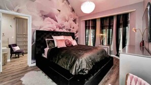 A bedroom with a large bed, a vanity with a mirror, and a window with curtains. - Beautiful 3-bedroom Patio Home in Houston w/ WiFi, AC near Champions Golf course (Houston)