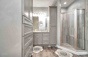 Shower, hair dryer, towels, soap - Beautiful 3-bedroom Patio Home in Houston w/ WiFi, AC near Champions Golf course (Houston)
