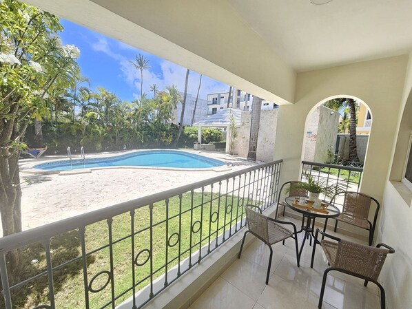 Outdoor dining - Private Pool View 2BDR in Los Corales Punta Cana (Punta Cana)